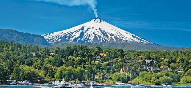 Um dos melhores pontos turísticos do Chile, Pucón tem vista para o vulcão Villarica