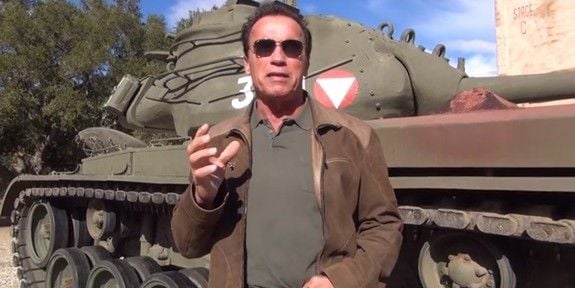 Arnold Schwarzenegger convida você para esmagar coisas em seu tanque de guerra