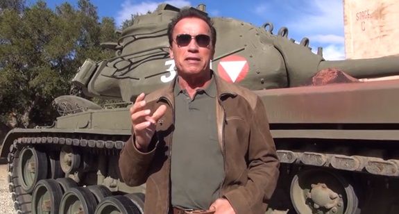 schwarzenegger-convida-pessoas-para-destruir-coisas-em-seu-tanque