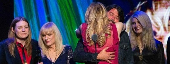 Courtney Love e Dave Grohl selaram a paz na cerimônia do 29º Rock and Roll Hall of Fame