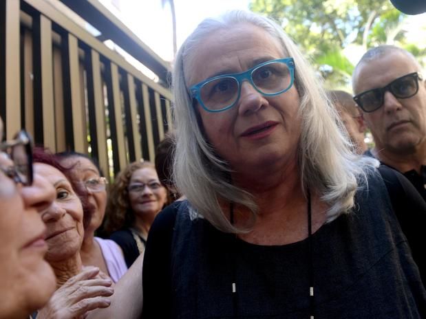 Vera Holtz chegando ao velório do amigo, José Wilker