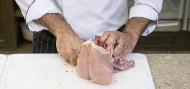 Caldo de carcaça de frango e água de batata cozida são ricos em nutrientes; Veja como usar