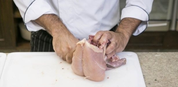 Caldo de carcaça de frango e água de batata cozida são ricos em nutrientes