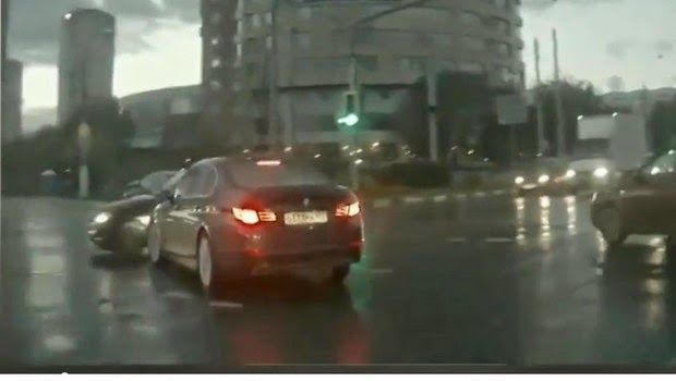 Carro 'fantasma' aparece como mágica em vídeo de acidente na Rússia