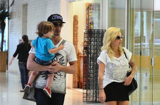 Após ensaio com Vanessa, Clara (BBB14) é vista com marido e filho em aeroporto