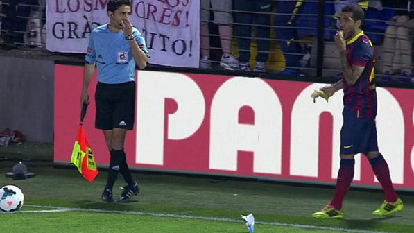 Daniel Alves come banana jogada por racista no jogo Barcelona x Villarreal