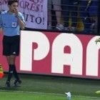 Daniel Alves come banana jogada por racista no jogo Barcelona x Villarreal