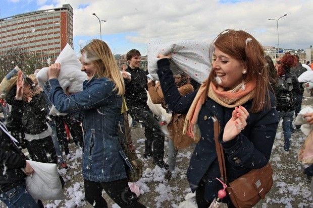 Guinness Book 'tcheco' guerra de travesseiros bate recorde em versão nacional do livro