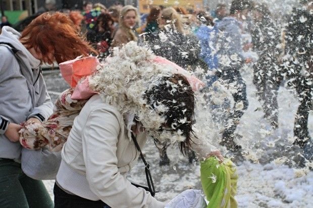 Guerra de travesseiros bate recorde em versão nacional do Guinness Book 'tcheco'