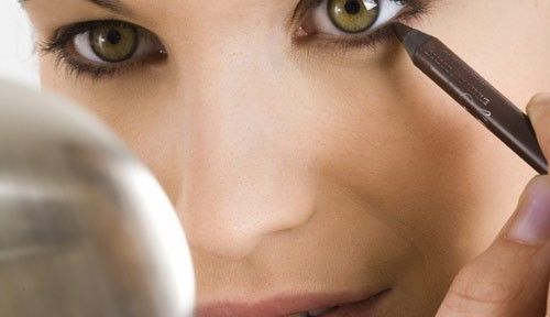 Dicas de maquiagem para olhos: 6 formas de valorizar o olhar com lápis preto