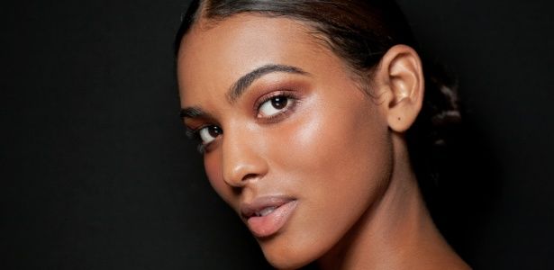 Dicas de maquiagem e tendências de beleza com sombras douradas Dicas de maquiagem e tendências de beleza com sombras douradas