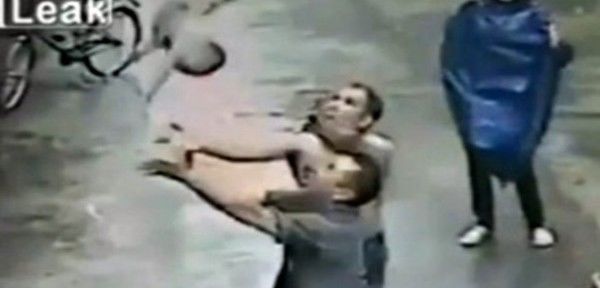 Na China, câmera de segurança flagra homem salvando bebê de 1 ano que caiu do 2º andar