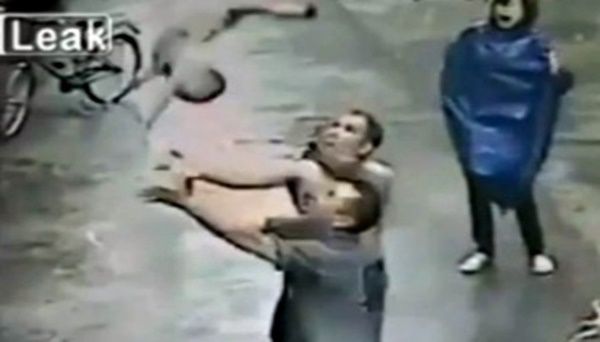 Câmera de segurança flagra homem salvando bebê de 1 ano que caiu do 2º andar