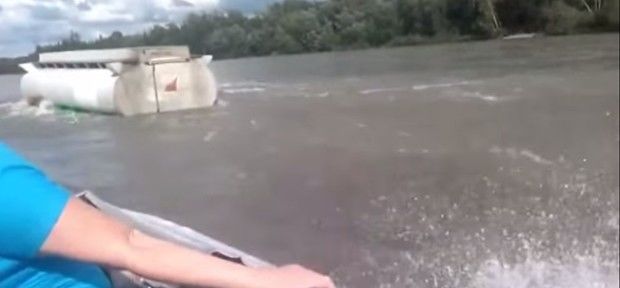 Videos engraçados: Caminhoneiro se aventurando na água