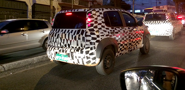 Novo Uno 2015, que será lançado em julho pela Fiat, foi flagrado com disfarces em MG Novo Uno 2015, que será lançado em julho pela Fiat, foi flagrado com disfarces em MG