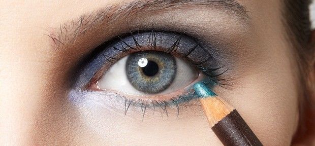 Dicas de maquiagem para olhos: lápis colorido na linha d'água é tendência Outono / Inverno