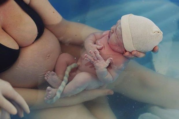 O parto na água é natural, além de ajudar mãe e filho