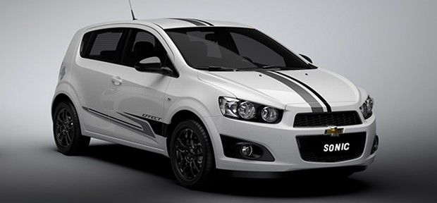 Novo Sonic Effect 2015: Carro da Chevrolet usa visual esportivo para conquistar os jovens