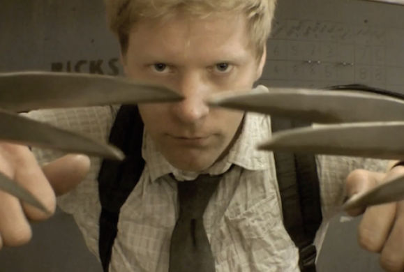 Colin Furze, um youtuber maluco quem inventou essas garras do Wolverine automáticas