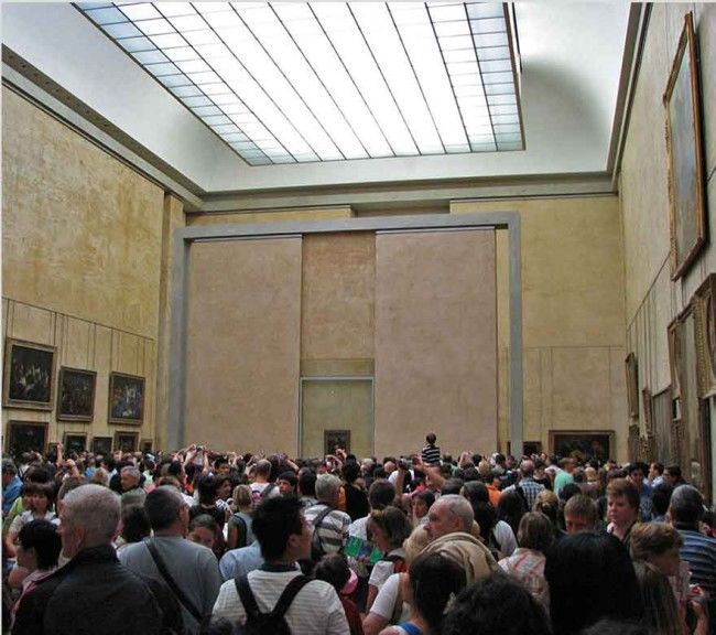 Sala onde fica a Mona Lisa, no Museu do Louvre