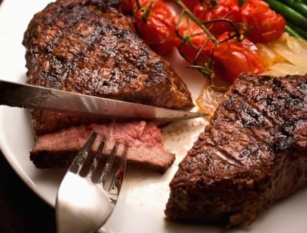 Comer muita carne vermelha aumenta risco de câncer de mama, diz estudo
