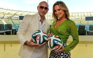Claudia Leitte elogia Pitbull, autor da música da Copa 2014 "We Are One"