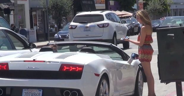 YouTuber ensina como conquistar mulheres com uma Lamborghini e nenhuma palavra!