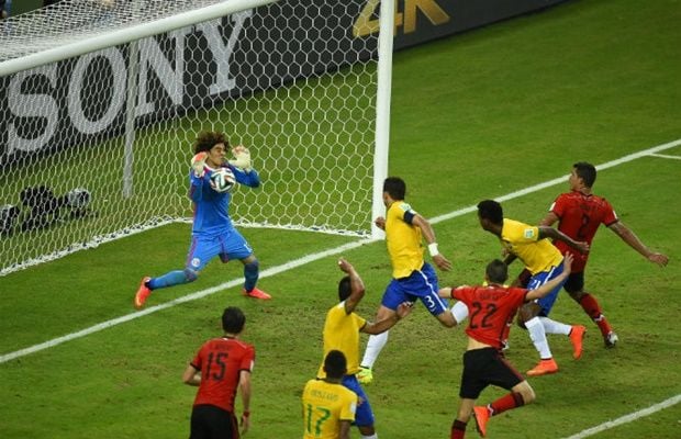 Em cobrança de escanteio, o 'paredão' Ochoa rebate uma cabeçada à queima roupa do zaqueiro Thiago Silva