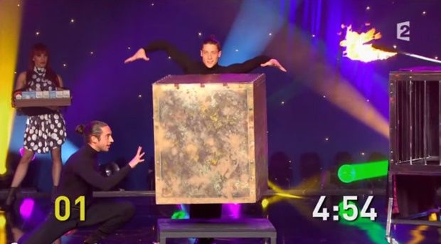ilusionista bate recorde com 15 truques de mágica em 5 min.