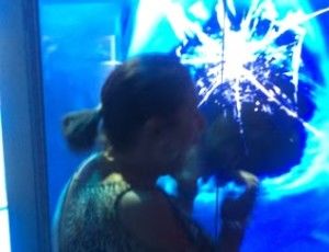 Ataque de tubarão 'virtual' quase mata mulher de susto em museu nos EUA