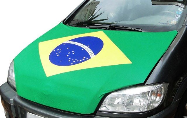 Colocar bandeira no capô do carro pode obstruir a entrada de ar