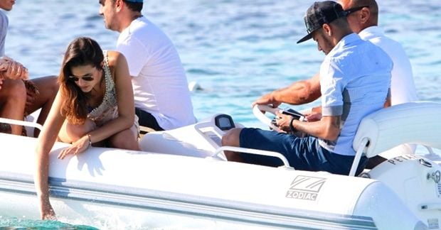 Bruna Marquezine e Neymar são tietados em Ibiza (Espanha)