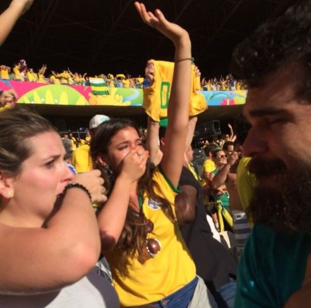 Bruna Marquezine se irrita com torcedor em jogo da Copa do Mundo 2014