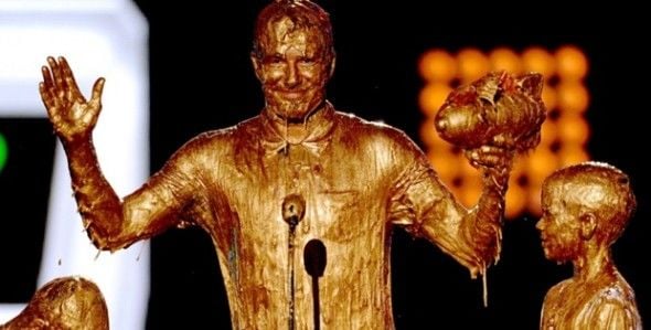 David Beckham é - literalmente - banhado a ouro ao receber prêmio em Los Angeles