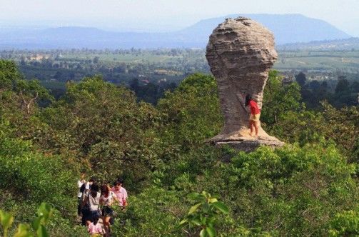 Formação rochosa que lembra taça da Copa do Mundo atrai turistas à parque da Tailândia