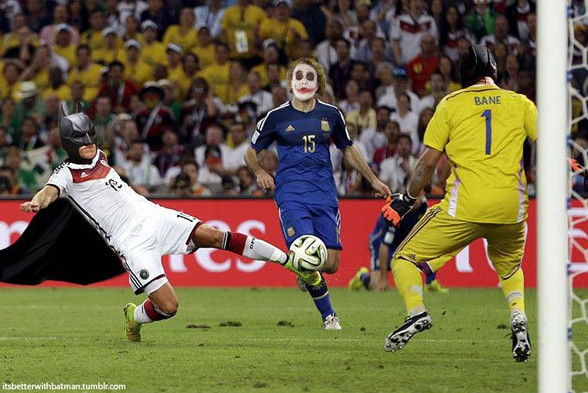 Batman e Mario Götze da seleção da Alemanha