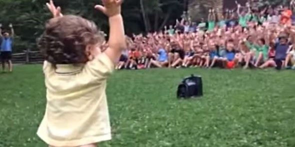 Criança de 1 ano descobre o poder de controlar o público de mais de 500 pessoas