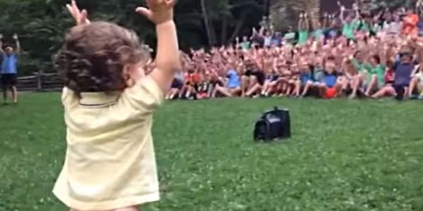 Criança de 1 ano descobre o poder de controlar o público de mais de 500 pessoas