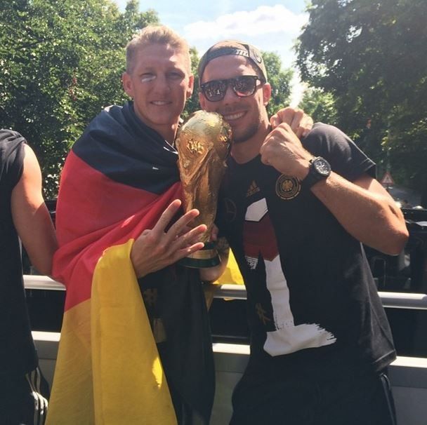Festa de Lukas Podolski com a taça da Copa do Mundo 2014 da Alemanha
