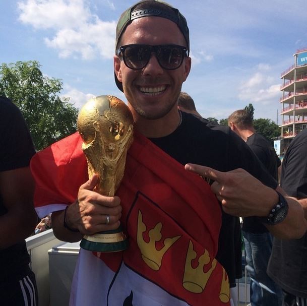 Lukas Podolski com a taça da Copa do Mundo 2014 da Alemanha