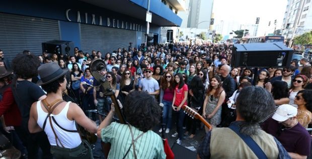 Reinauguração do Cine Belas Artes contou com celebridades, políticos, música e muita fila! Reinauguração do Cine Belas Artes contou com celebridades, políticos, música e muita fila!