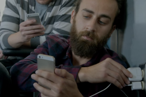Comercial do Samsung Galaxy S5 'trola' donos de iPhone ao exaltar sua bateria de celular