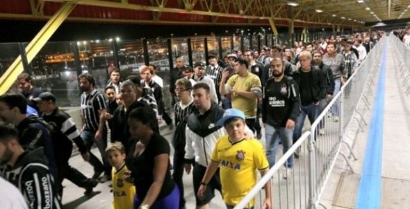 Torcedores ficam sem metrô após jogo do Corinthians no Itaquerão e Gobbi busca solução