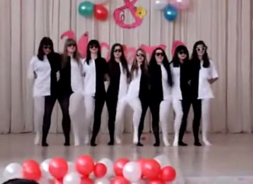 Coreografia que usa ilusão de ótica faz sucesso no YouTube Coreografia que usa ilusão de ótica faz sucesso no YouTube