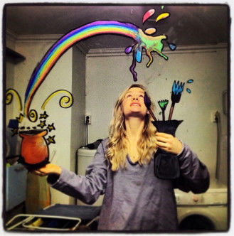 Fotos criativas no Instagram de Helene Meldahl tiradas no espelho fazem sucesso na web