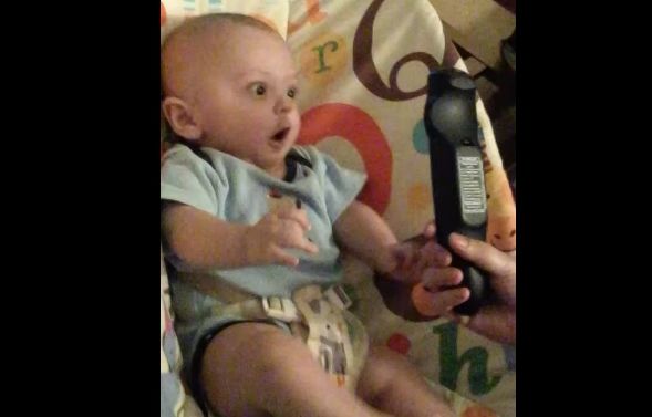 Vídeos de bebê rindo menino que fica agitado ao ver o controle remoto vira hit na web