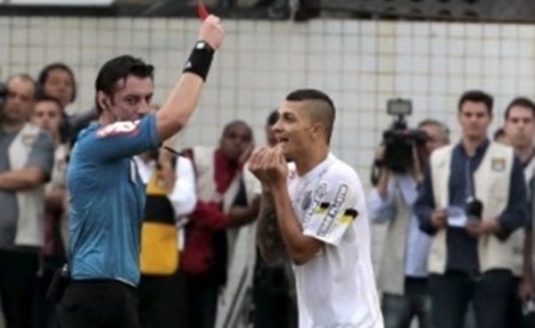 Alison (do Santos) cometeu uma falta involuntária em Elias (Corinthians) e foi expulso