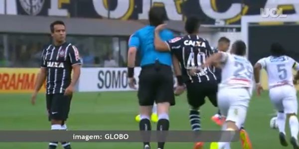 Petros atropela juiz em jogo Corinthians e Santos
