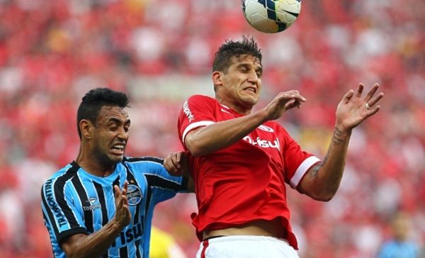 brasileirao-rafael-moura-camisa-rasgadaCamisa rasgada no clássico