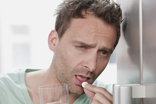 Curar ressaca com paracetamol pode dar insônia, atelectasia e outros efeitos colaterais